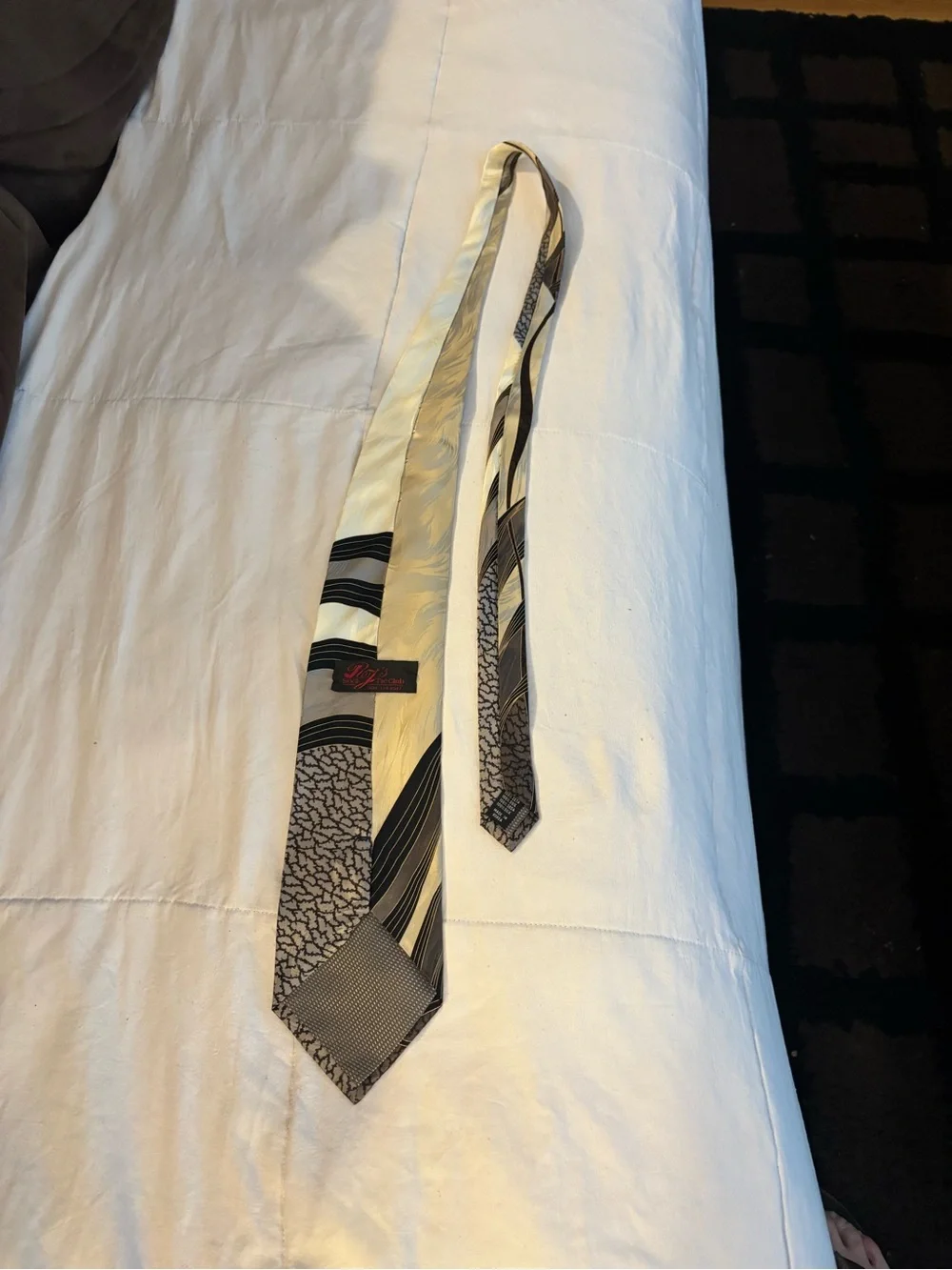 Silk Wave-Pattern Men's Tie in Ivory and Black